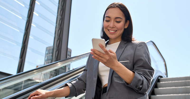 Nainen tarkistaa puhelimeltaan työvuoronsa matkallaan töihin.
